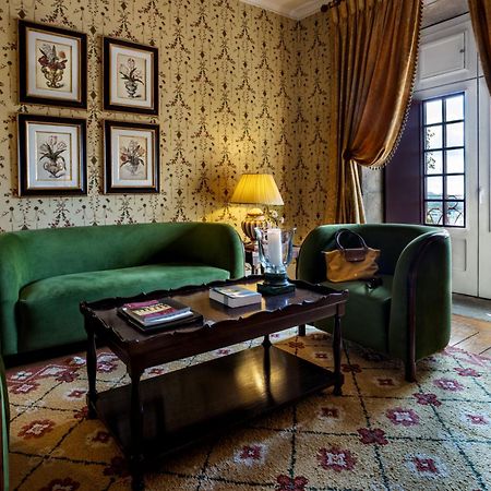 Pousada Mosteiro De Γκιμαράες Εξωτερικό φωτογραφία A suite at the Hotel de Crillon