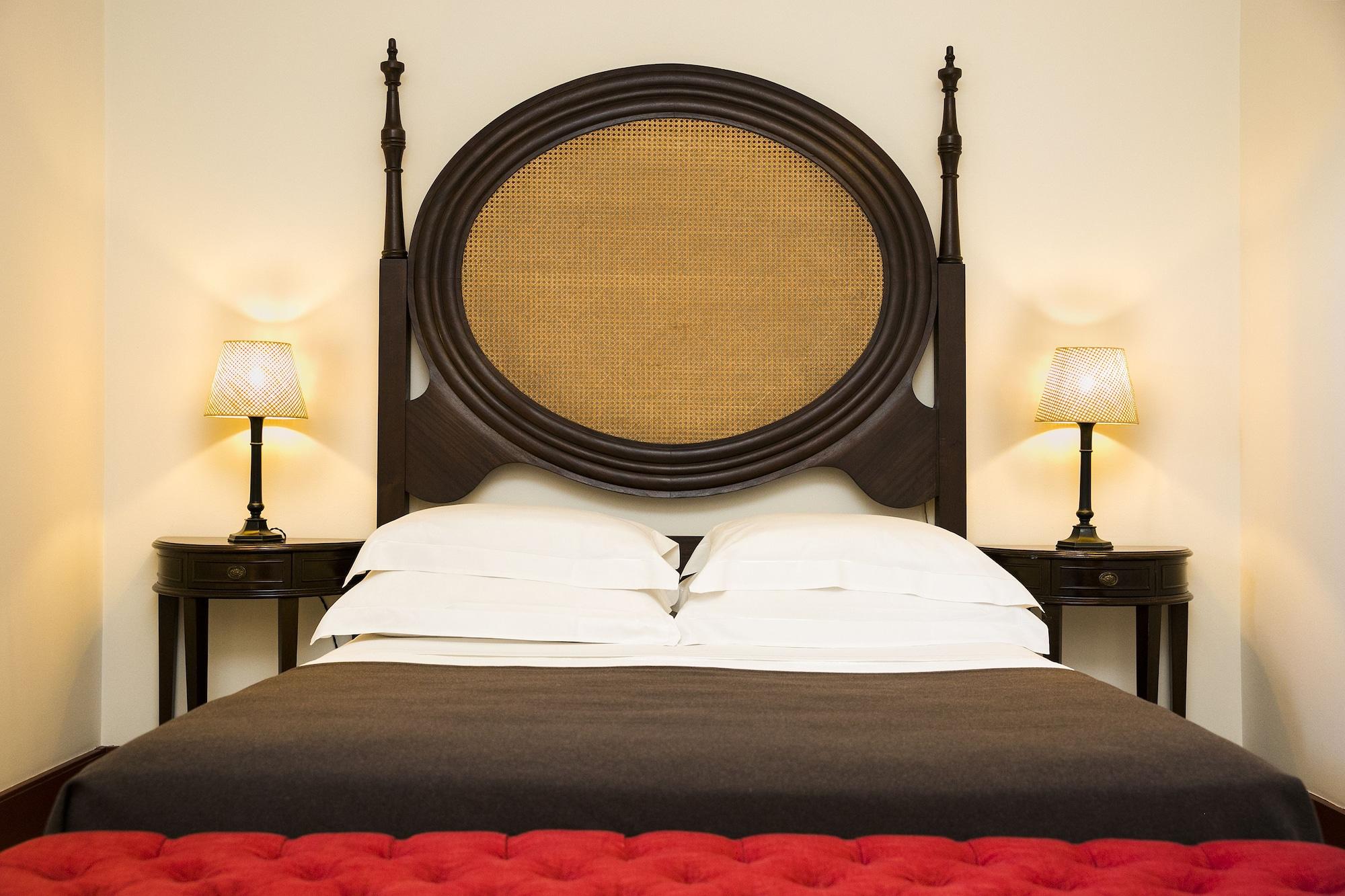 Pousada Mosteiro De Γκιμαράες Εξωτερικό φωτογραφία A bed with a headboard