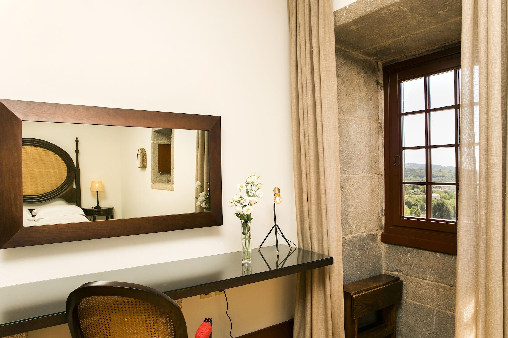Pousada Mosteiro De Γκιμαράες Εξωτερικό φωτογραφία A room at the hotel