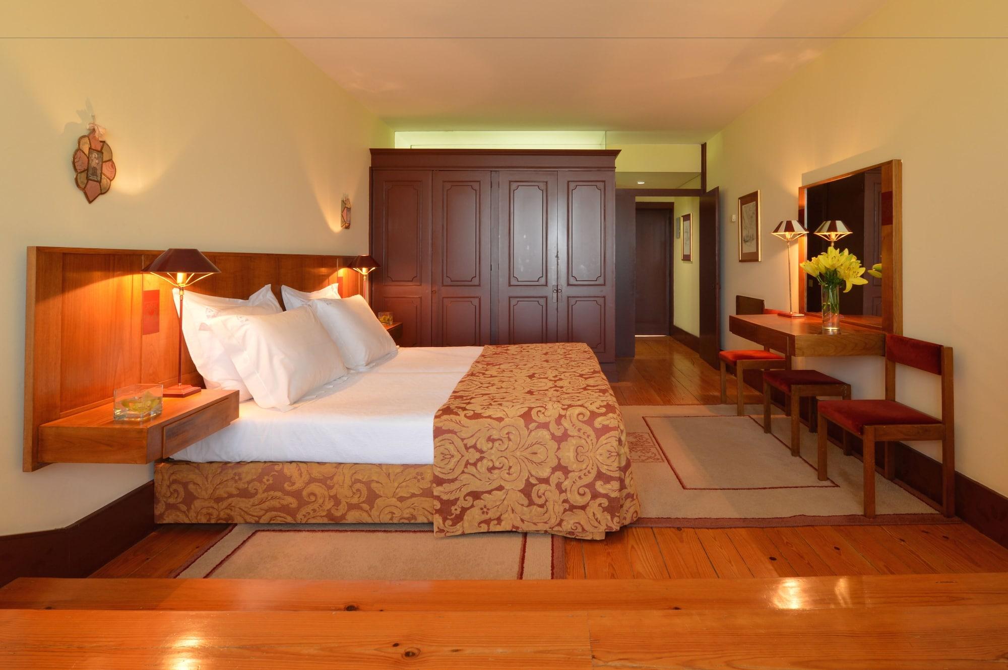 Pousada Mosteiro De Γκιμαράες Εξωτερικό φωτογραφία A room at the Hotel do Canal