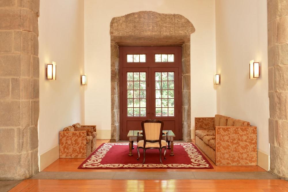 Pousada Mosteiro De Γκιμαράες Εξωτερικό φωτογραφία The entrance to the library