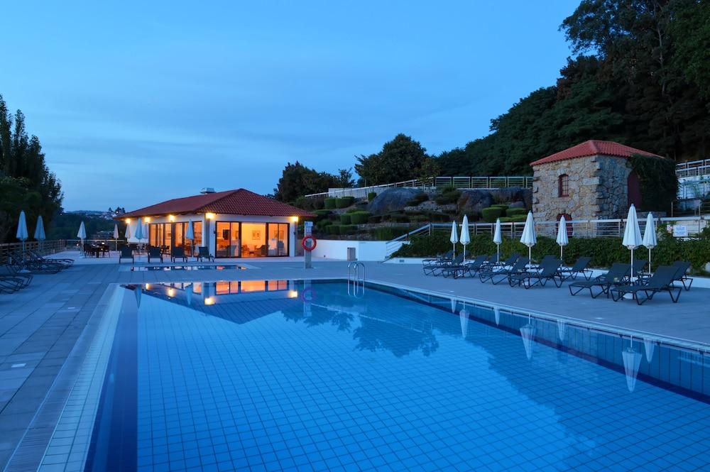 Pousada Mosteiro De Γκιμαράες Εξωτερικό φωτογραφία The swimming pool at the hotel