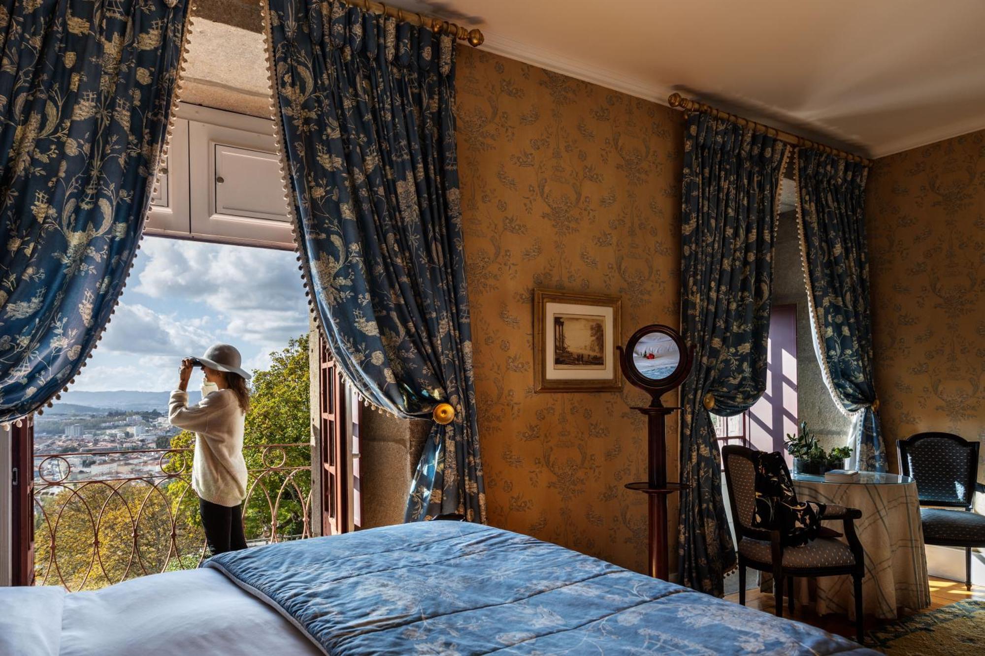 Pousada Mosteiro De Γκιμαράες Εξωτερικό φωτογραφία A guest room at the Belmond Villa San Michele