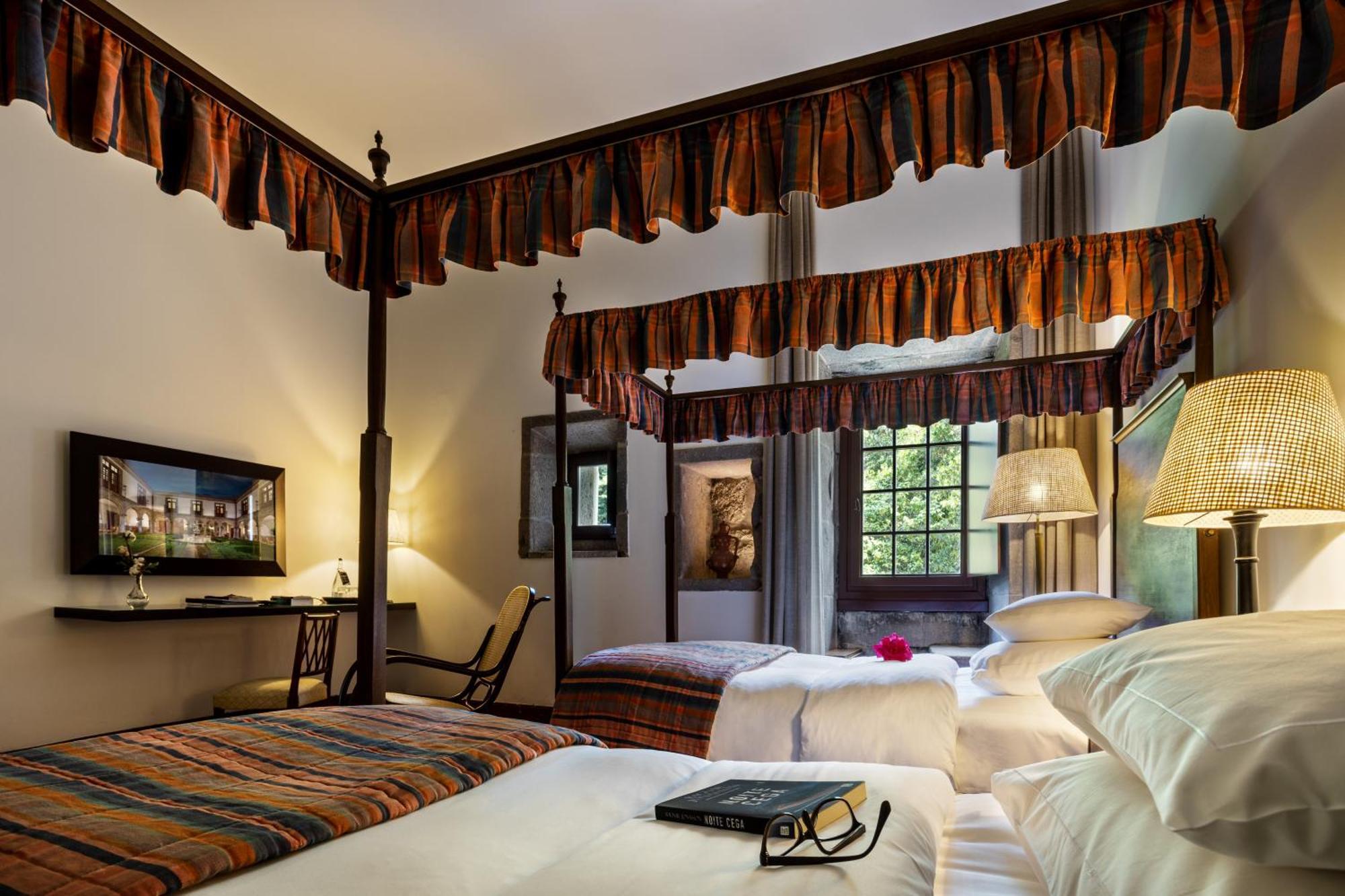 Pousada Mosteiro De Γκιμαράες Εξωτερικό φωτογραφία A room at the hotel