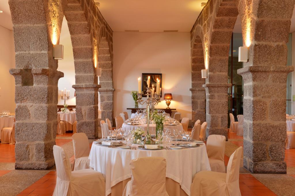 Pousada Mosteiro De Γκιμαράες Εξωτερικό φωτογραφία The interior of the restaurant