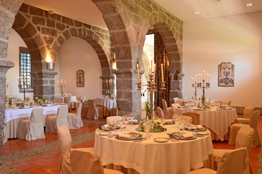 Pousada Mosteiro De Γκιμαράες Εξωτερικό φωτογραφία The interior of the church, converted into a restaurant