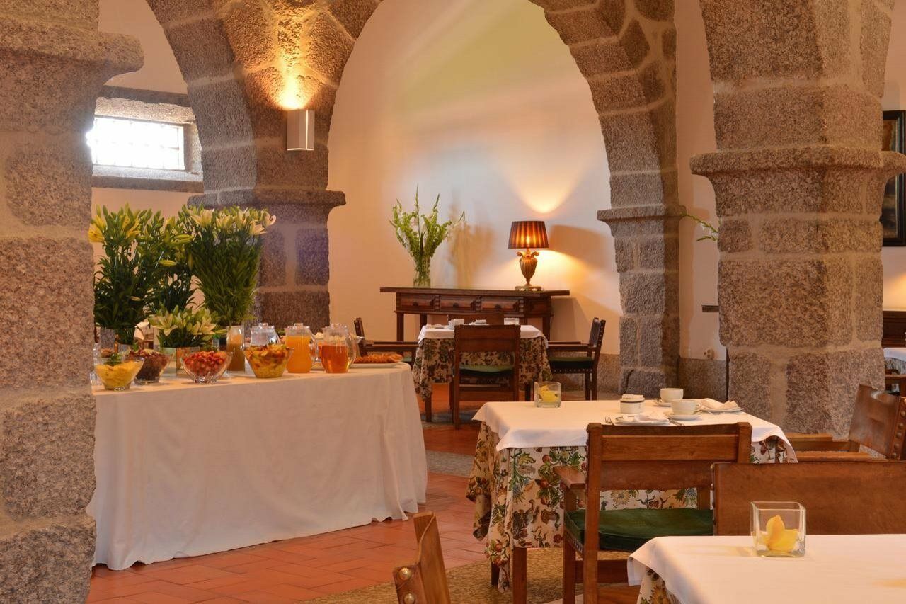 Pousada Mosteiro De Γκιμαράες Εξωτερικό φωτογραφία The interior of the restaurant
