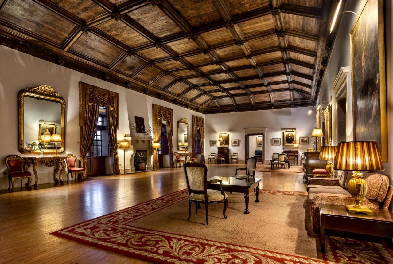 Pousada Mosteiro De Γκιμαράες Εξωτερικό φωτογραφία The lobby of the hotel