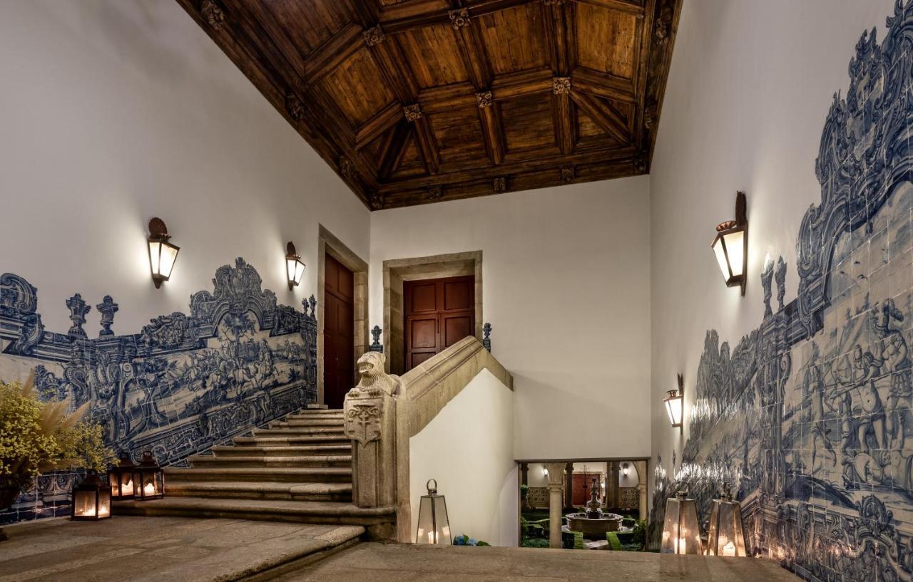 Pousada Mosteiro De Γκιμαράες Εξωτερικό φωτογραφία The entrance to the palace, with the azulejo panels