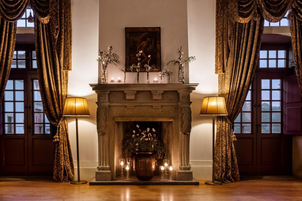 Pousada Mosteiro De Γκιμαράες Εξωτερικό φωτογραφία The fireplace in the ballroom